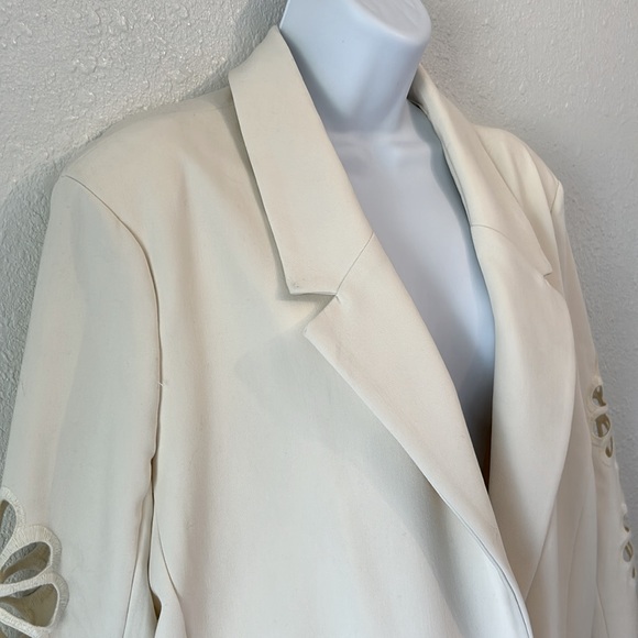 BB Dakota by Steve Madden Floral Cut Out Ivory Blazer - Picture 4 of 16